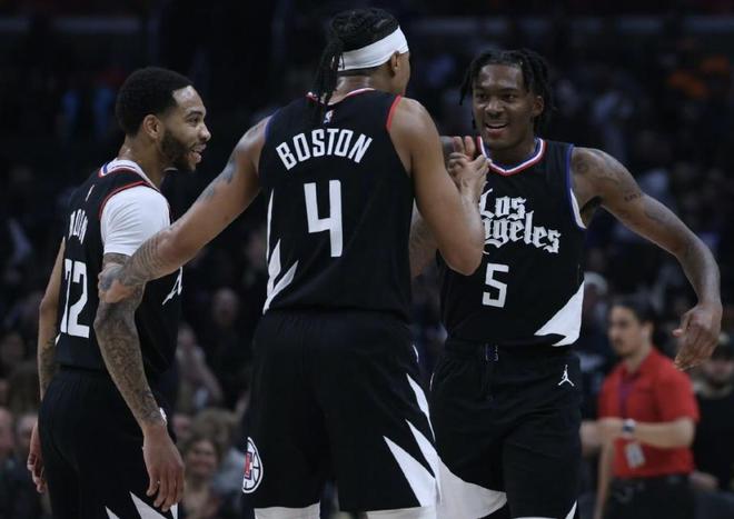 他这次传球完全是大师级别（这一脚传球堪称大师手笔）