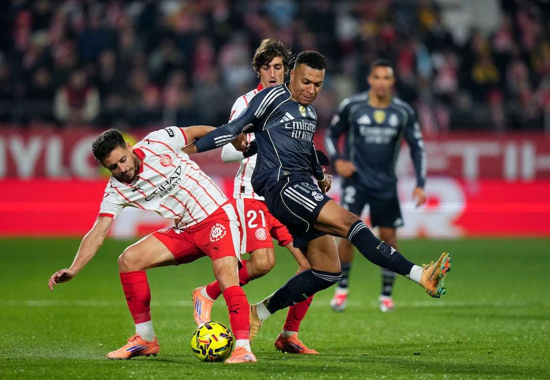 感谢恩师，出自崇明基地的海港球员将奖牌挂在徐根宝脖子上（海港球员将奖牌挂在徐根宝颈间，致谢崇明恩师）