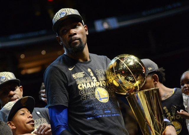 西甲：皇马客场1-1战平比利亚雷亚尔（西甲：皇马客场1-1与比利亚雷亚尔握手言和）