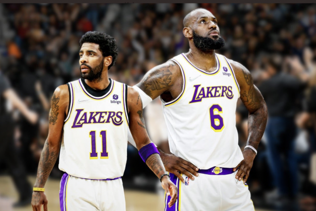 这雪有点大，欧冠赛前一名挪威记者在博德闪耀的球场边线处滑雪（欧冠赛前大雪来袭，挪威记者在博德闪耀场边滑雪）