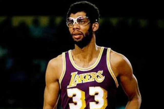 巴萨3比1马竞的第10分钟：球迷再次集体高喊梅西的名字！（巴萨3-1马竞进行至第10分钟，球迷再度齐声高喊梅西！）